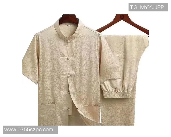 穿唐装的足球明星展现传统文化魅力与运动精神的完美结合